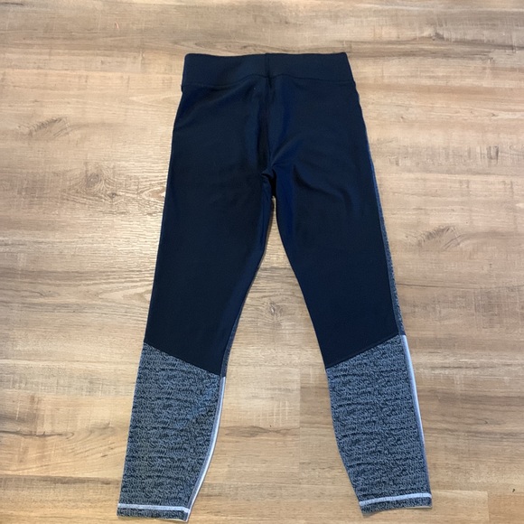 Under Armour Compression Crops - Picture 2 of 6